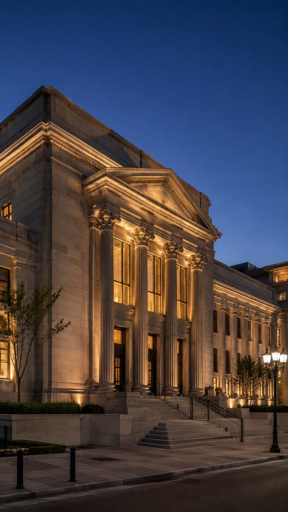 Fachada de un edificio institucional iluminada de noche
